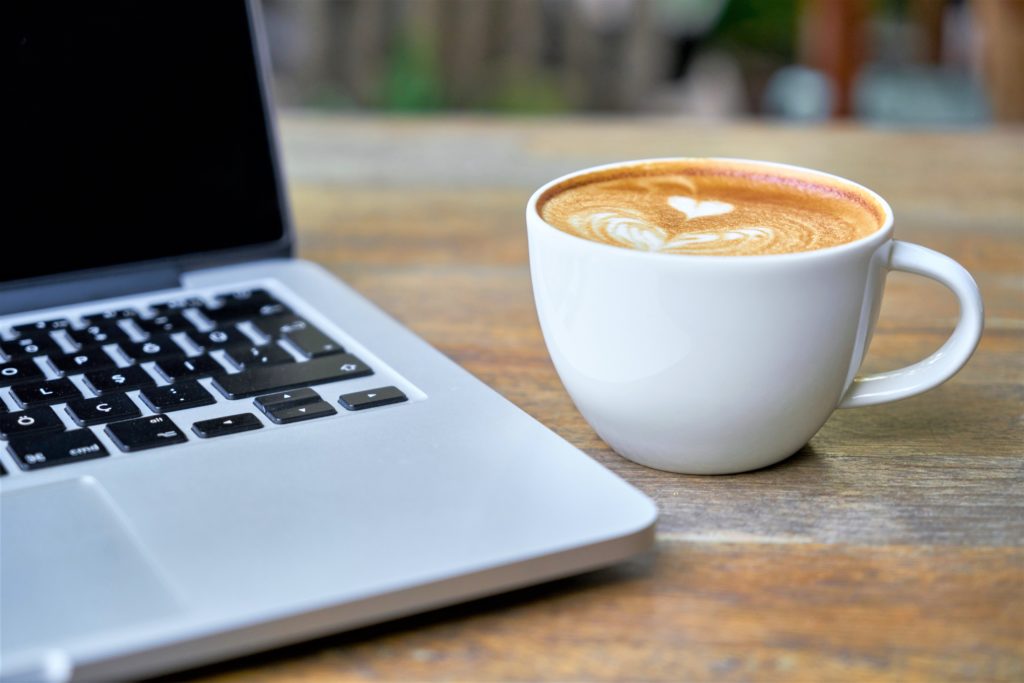 Tasse de café et ordinateur portable