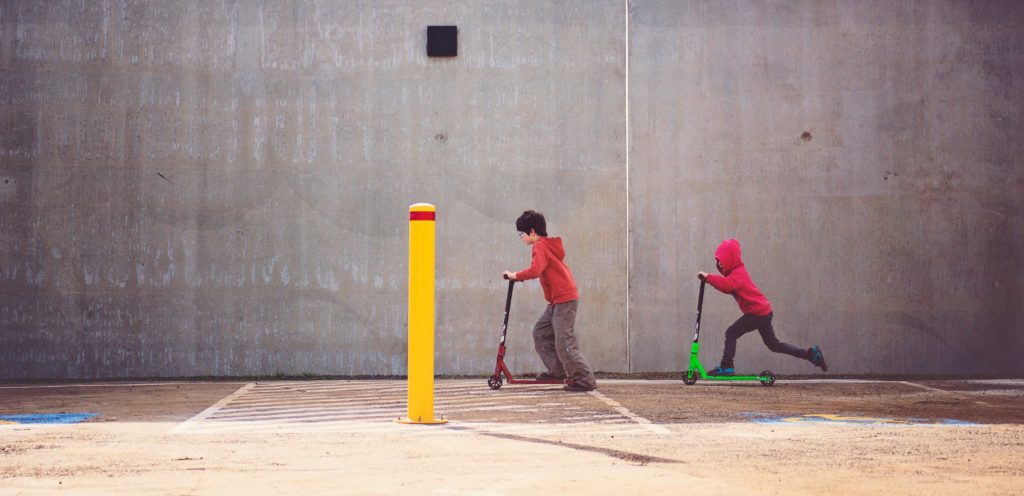 Jeunes enfants faisant de la trottinette dans un moment de loisirs