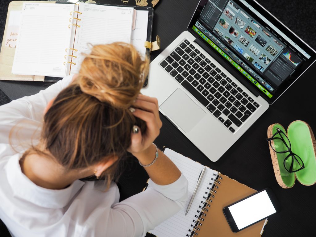 Jeune fille devant un écran souffrant de fatigue oculaire