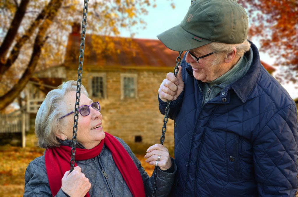 Couple de personnes agées qui se regardent