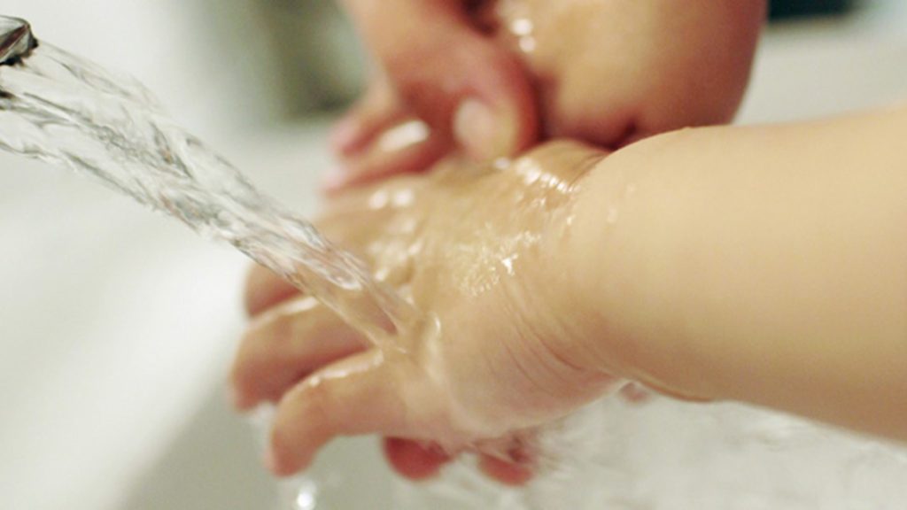 3 idées pour expliquer à votre enfant l'importance de bien se laver les mains