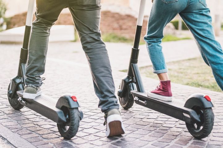 enfants sur trottinette