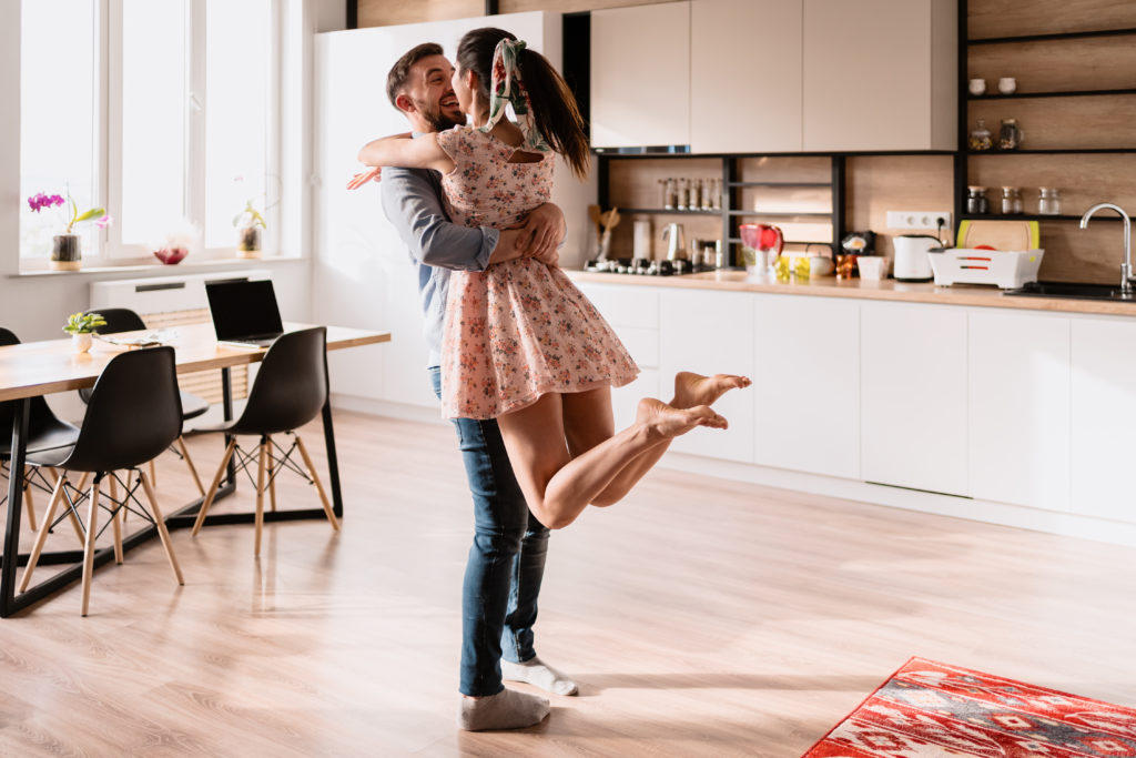 couple prêt pour la Saint-Valentin confinée